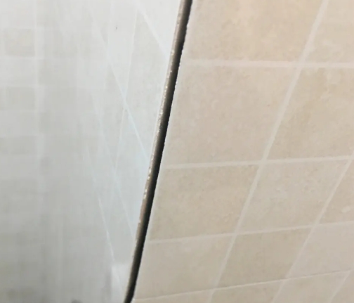郑州市瓷砖空鼓维修公司分享阳台瓷砖脱落的修复过程可以分为以下几个步骤