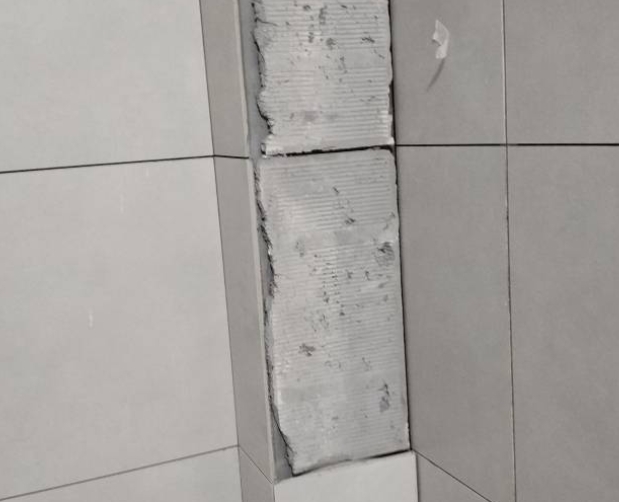 郑州市瓷砖空鼓维修公司分享下瓷砖施工前基层浇水润湿程度不足，可能导致以下问题