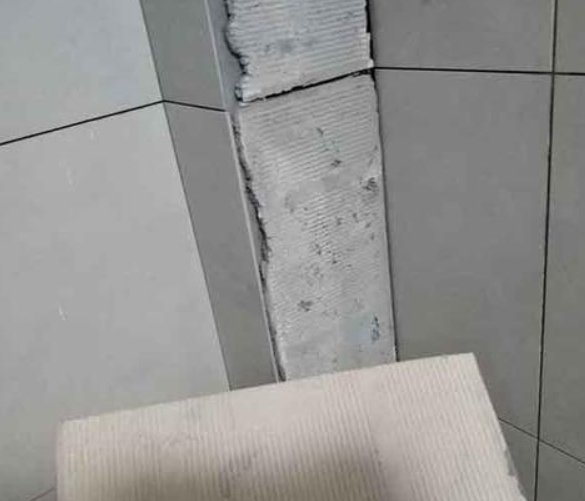 郑州市瓷砖空鼓维修公司分享下厨房瓷砖脱落的补救措施。